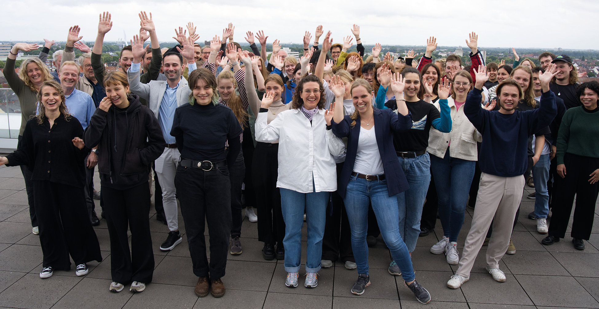 Abb.: Gruppenbild mit allen Studierenden, Lehrenden und DASL-Mitgliedern auf der Dachterrasse der Hochschule Bremen, Quelle: Jessica Ammann