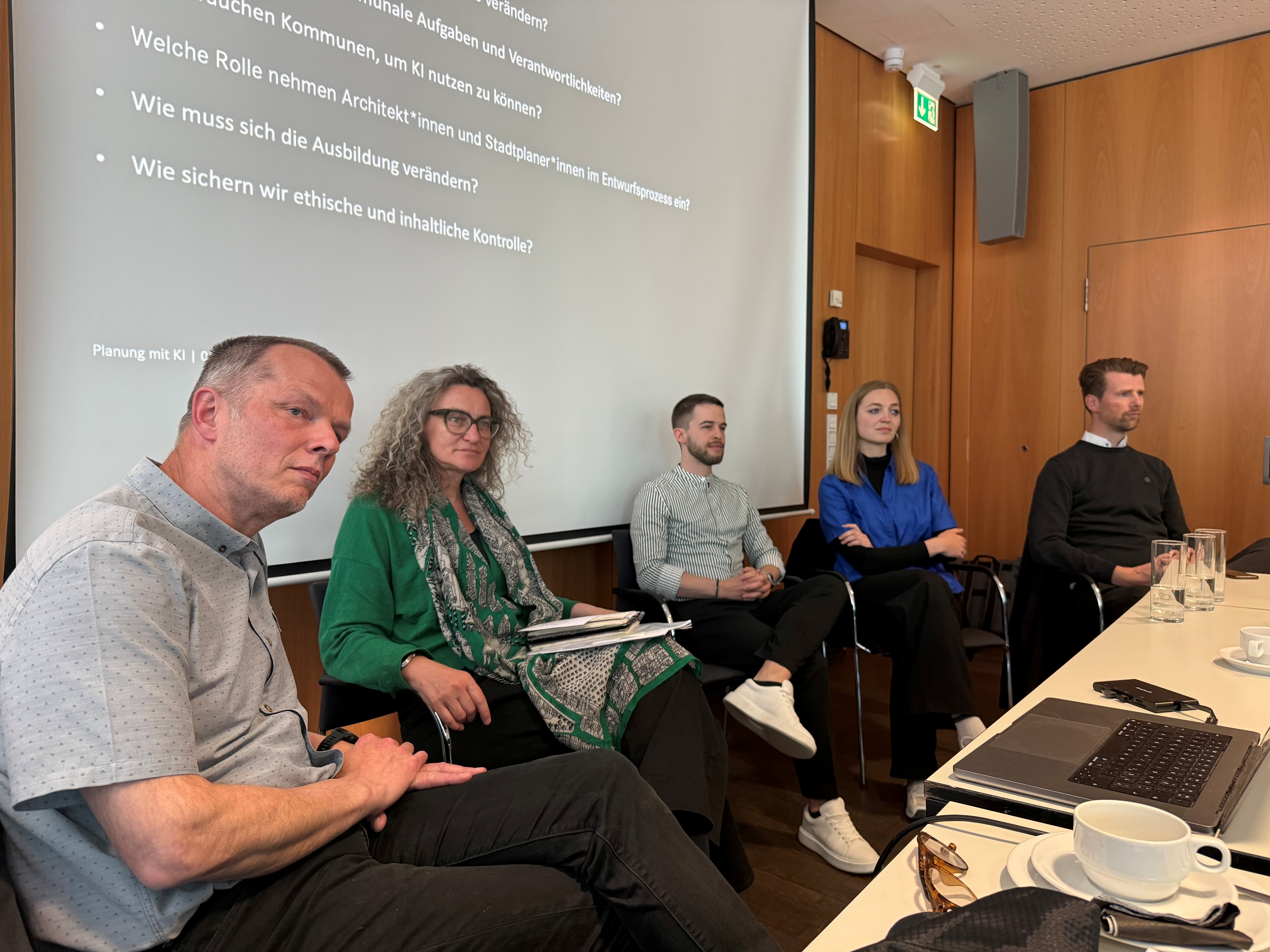 v.l. Prof. Dr. Christian Kuhlmann, Prof. Yasemin Utku, Timo Schröder, Josephine Pleuser, Holger Hoffschröeer